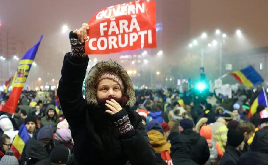 Derrière l'anticorruption, les transformations de la société. Enquête sur la politisation des affaires d'enrichissement illégal dans la Roumanie postcommuniste